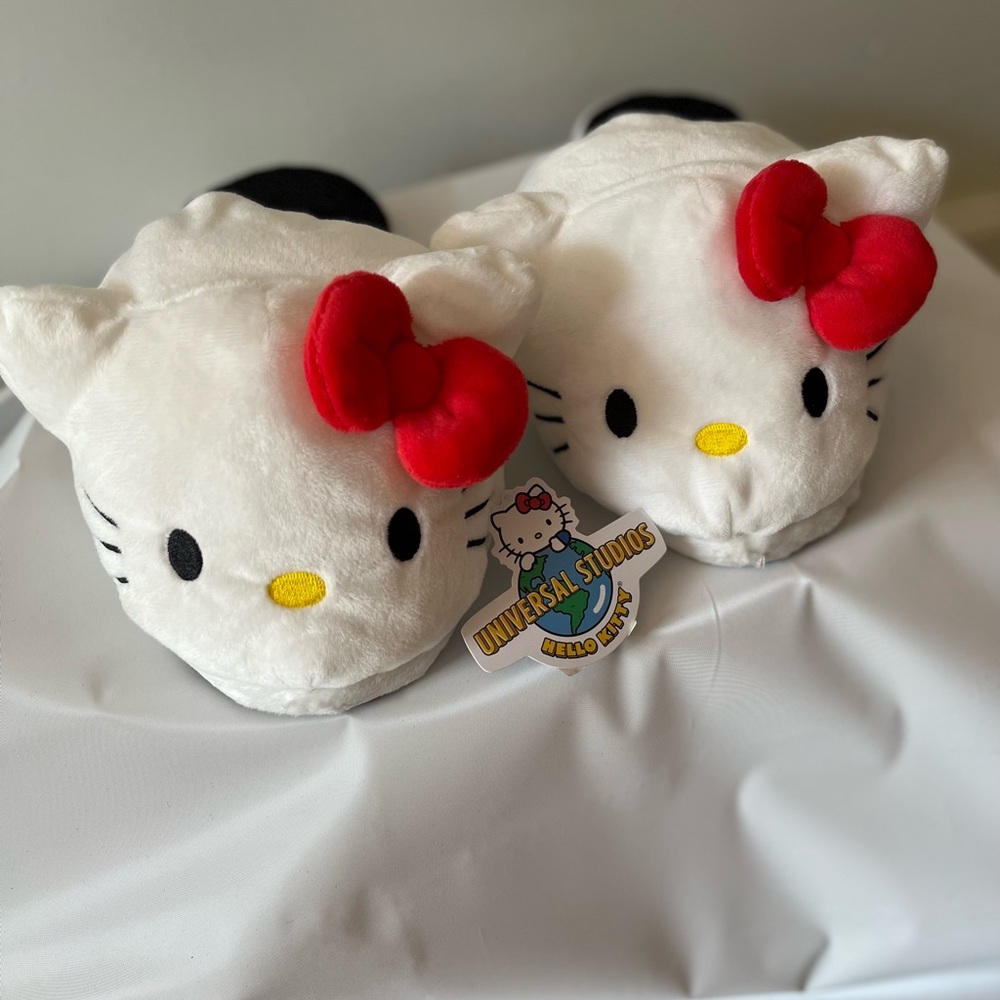 Kitty cat house slippers size 6 white color red